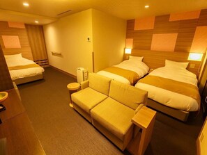 Deluxe Triple Room (Private Open-Air Bath) | Peralatan tempat tidur premium, peti besi dalam bilik, meja 