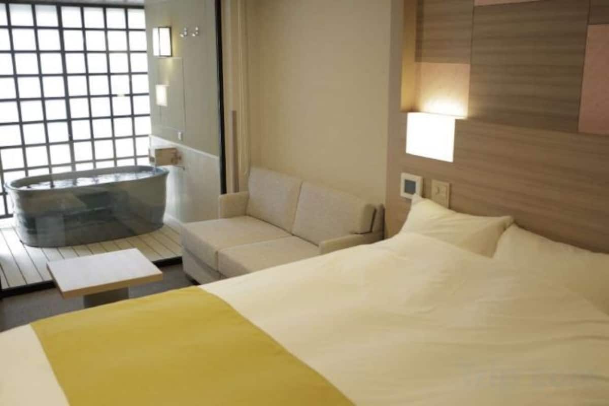 Ropa de cama de alta calidad y caja de seguridad en la habitación 