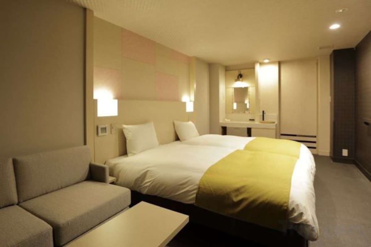 Premium bedding, in-room safe, desk, free WiFi