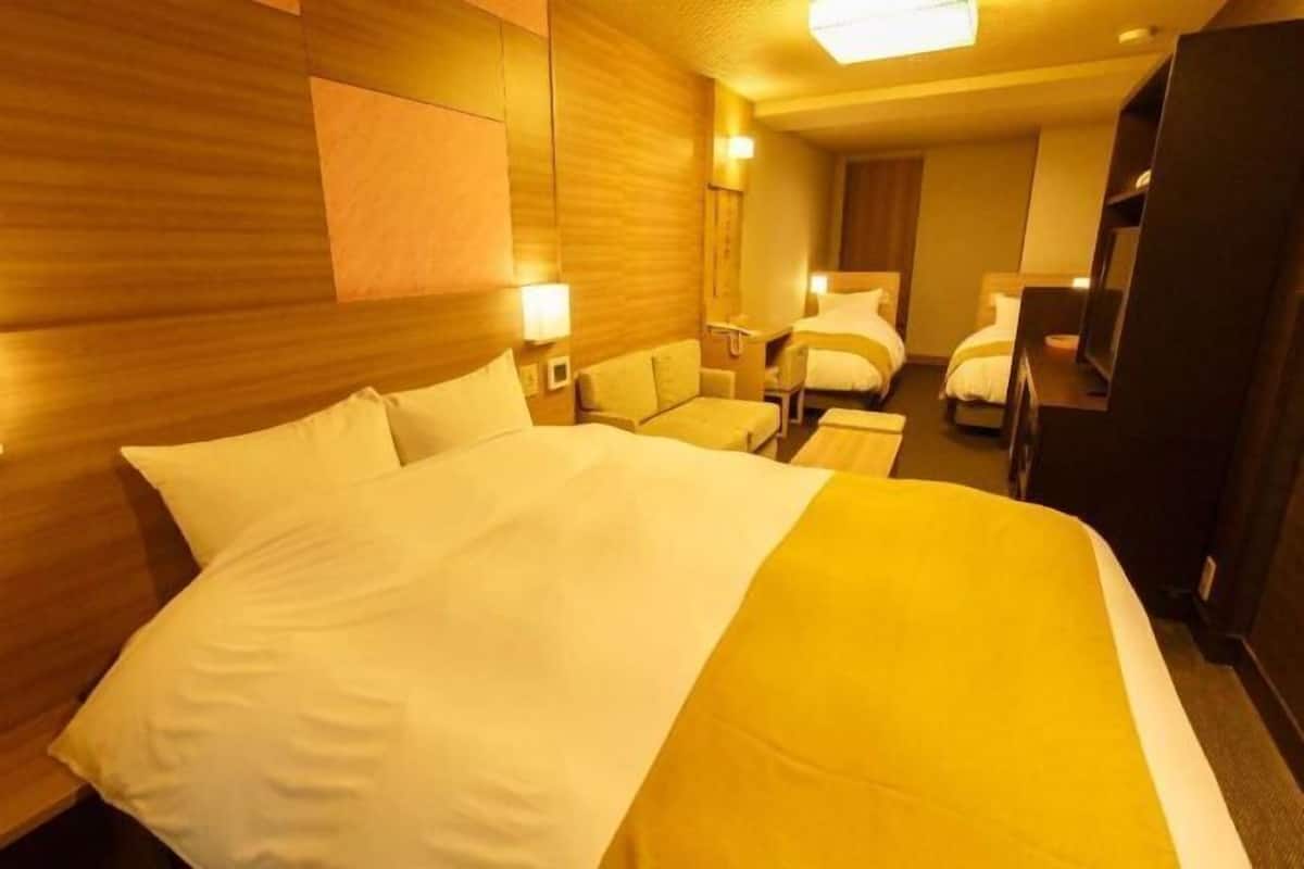 Ropa de cama de alta calidad y caja de seguridad en la habitación