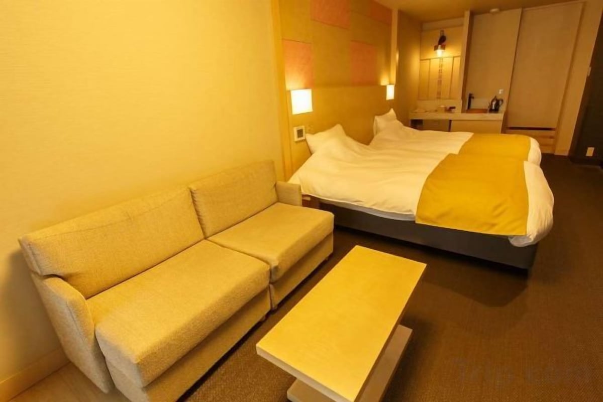 Premium bedding, in-room safe, desk, WiFi (free)