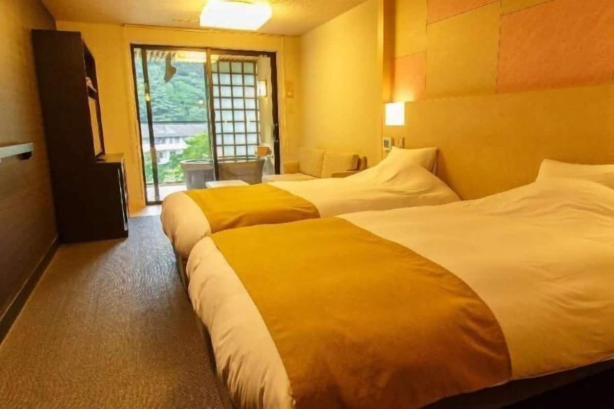 Premium bedding, in-room safe, desk, free WiFi