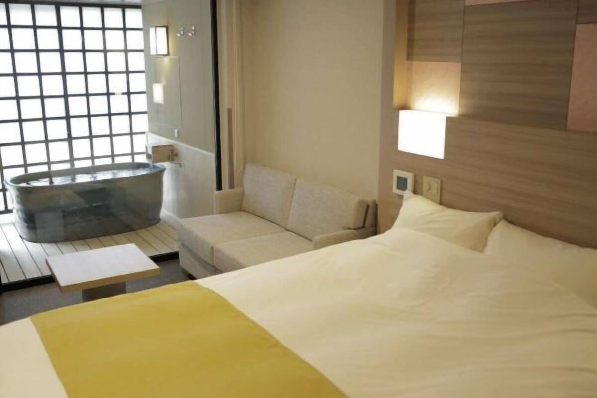 Premium bedding, in-room safe, desk, free WiFi