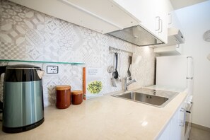 Kühlschrank, Ofen, Herdplatte, Wasserkocher mit Kaffee-/Teezubehör