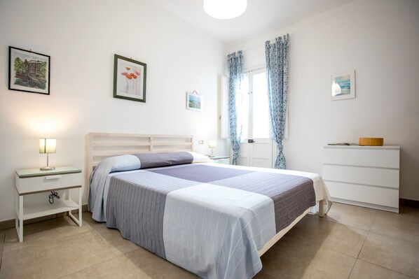 1 slaapkamer, een strijkplank/strijkijzer