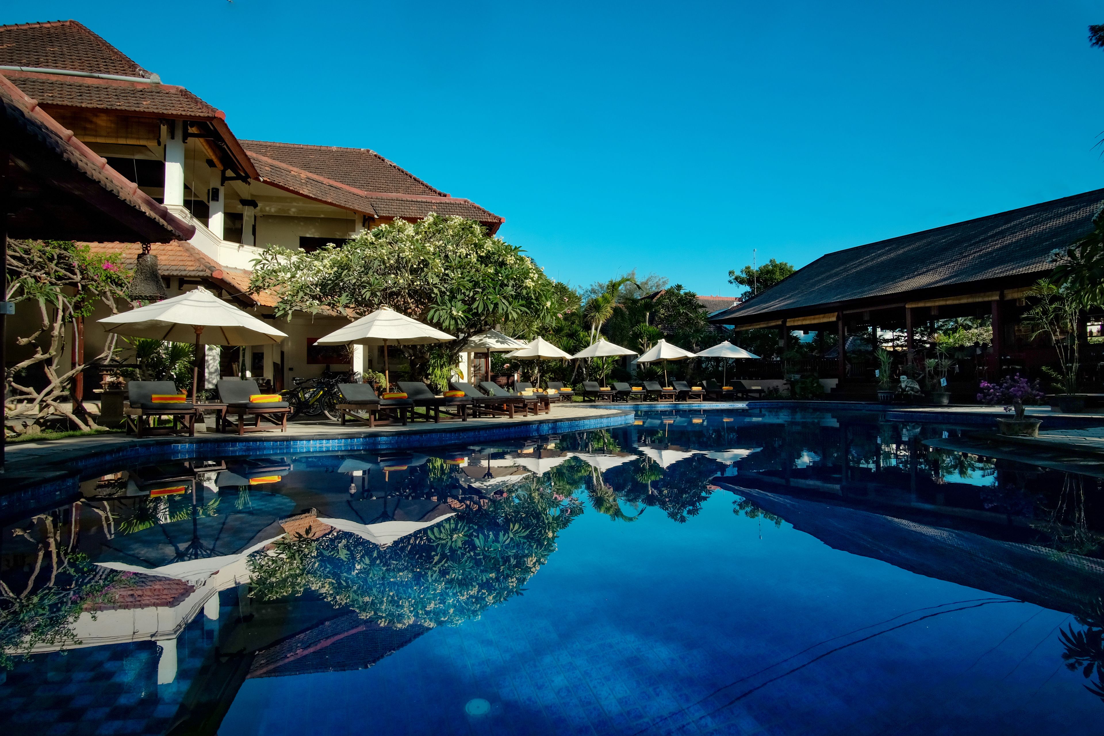 Una piscina al aire libre, tumbonas