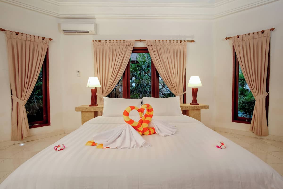 Minibar, in-room safe, desk, iron/ironing board