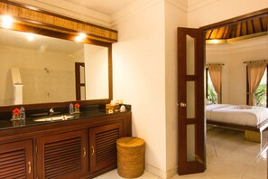 Minibar, in-room safe, desk, iron/ironing board - Villa Unggul (Gili Trawangan)