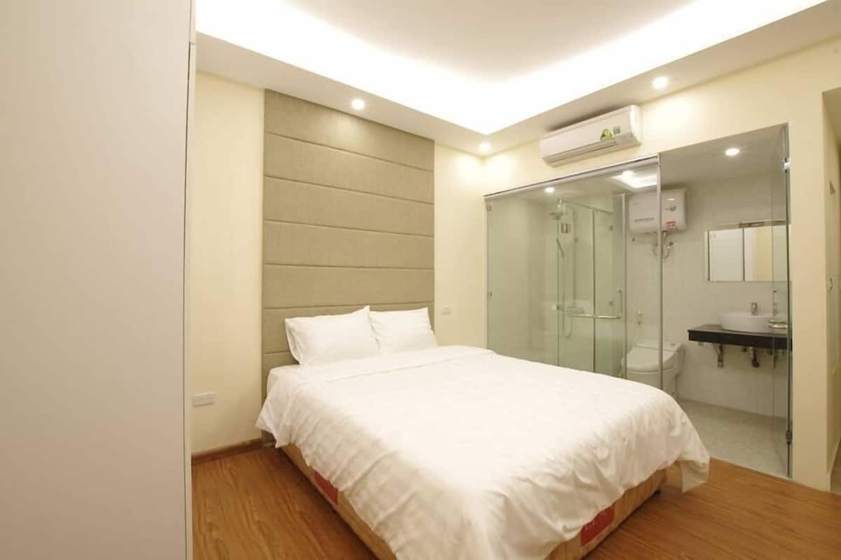 Minibar, in-room safe, desk, WiFi (free)