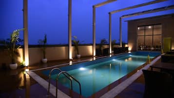 Una piscina al aire libre de temporada