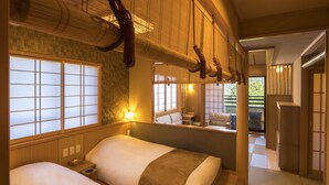 Una habitación tradicional japonesa con esteras de tatami, puertas correderas y vistas a un jardín.