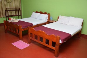 Cortinas blackout, insonorización y tabla de planchar con plancha