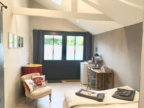 1 bedroom, desk, iron/ironing board, WiFi