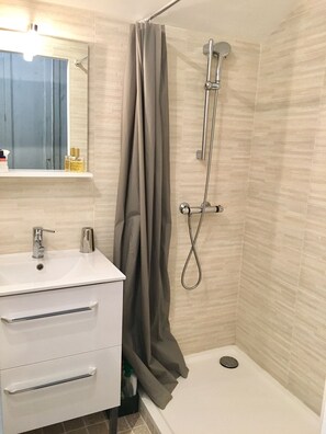 Dusche, Haartrockner, Handtücher, Seife