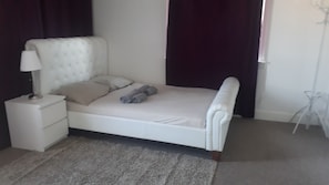 Camas con pillow-top, escritorio, wifi gratis y ropa de cama
