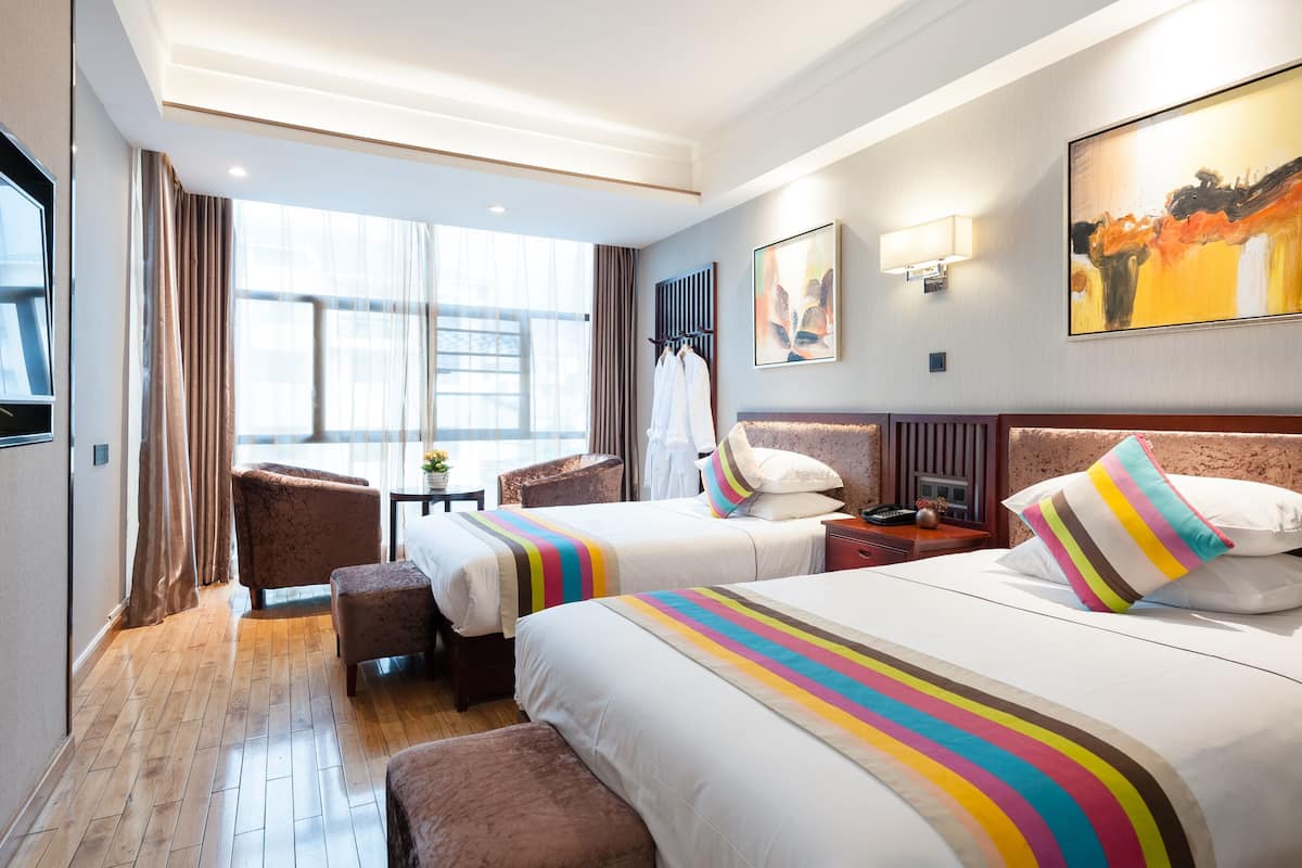 Deluxe-Zweibettzimmer, Nichtraucher | Schreibtisch, Verdunkelungsvorhänge, kostenloses WLAN, Bettwäsche