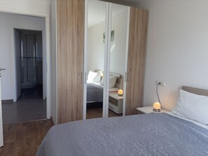 2 bedrooms, travel cot, free WiFi