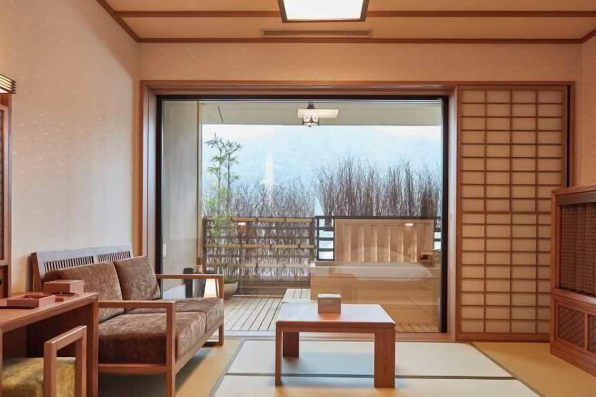 Living area | Flat-screen TV