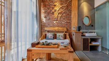 Habitació doble Comfort | Escriptori, cortines opaques, wifi gratuïta i roba de llit