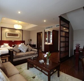 Signature Loft | Blackout drapes, free WiFi