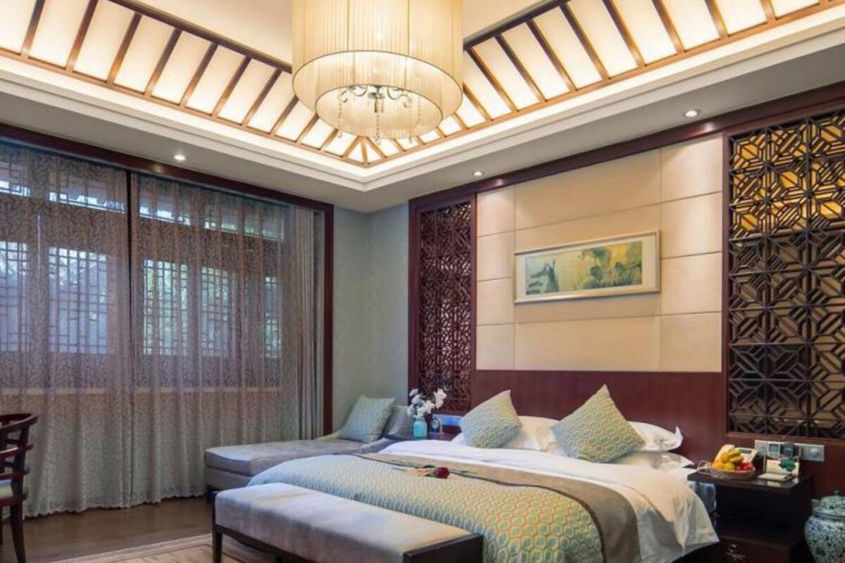 Deluxe Suite | Blackout drapes, free WiFi