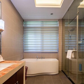 Junior Suite | Bathroom | Shower, free toiletries, slippers