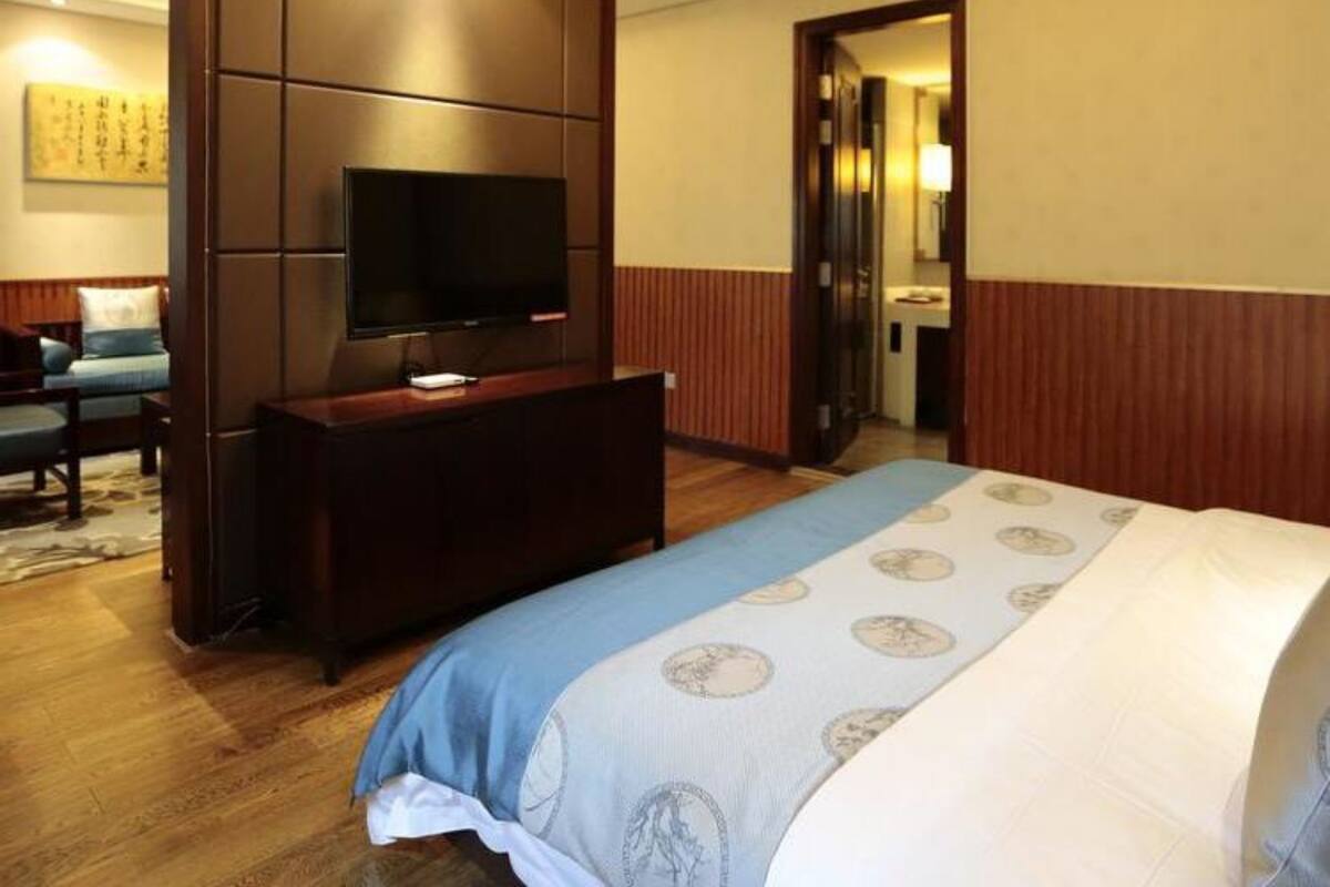 Junior Suite | Blackout drapes, free WiFi