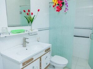 Dusche, kostenlose Toilettenartikel, Hausschuhe, Handtücher