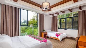 Family Room | Desk, free WiFi