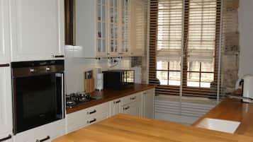 Geladeira, micro-ondas, fogĂŁo, cooktop