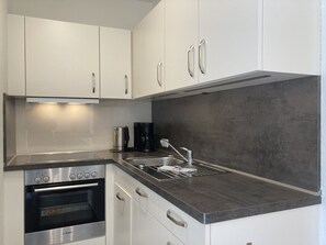 Kühlschrank, Ofen, Herdplatte, Geschirrspüler