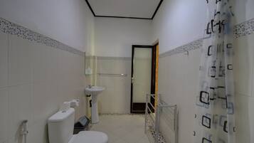 Habitación básica con 2 camas individuales | Baño | Ducha, artículos de higiene personal gratuitos y toallas