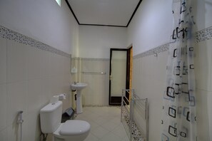 Chambre avec lits jumeaux | Salle de bain | Douche, articles de toilette gratuits, serviettes fournies