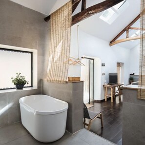 Familienzimmer | Badezimmer | Dusche, kostenlose Toilettenartikel, Haartrockner, Hausschuhe