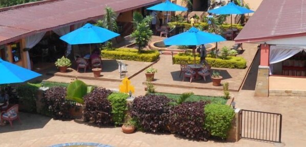 Frokost, lunsj og middag serveres, lokale retter