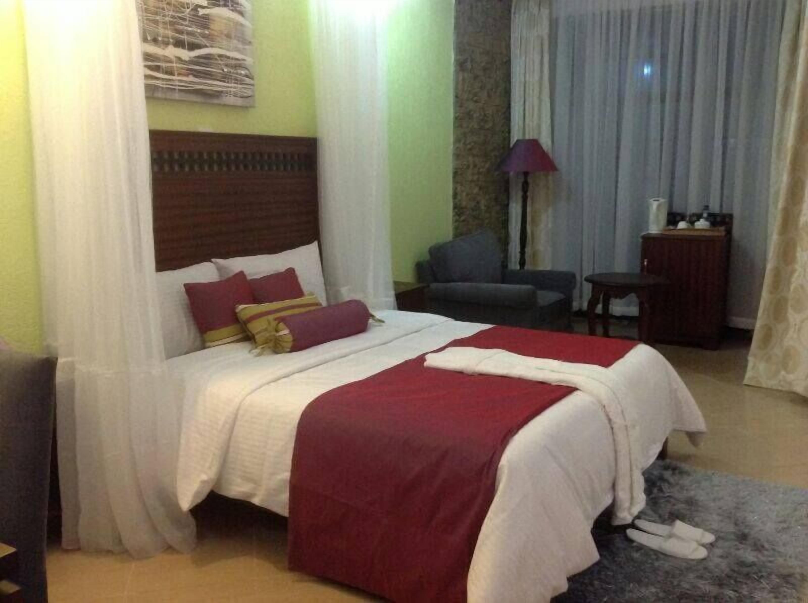 Skrivebord, blendingsgardiner, wi-fi (inkludert) og sengetøy