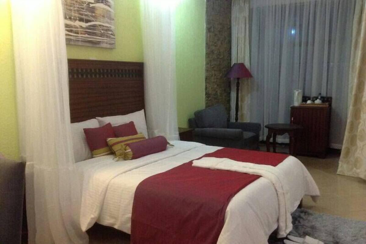 Skrivebord, blendingsgardiner, wi-fi (inkludert) og sengetøy