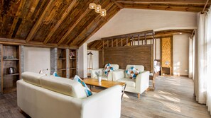 Grand-Zimmer | Wohnbereich | Flachbildfernseher