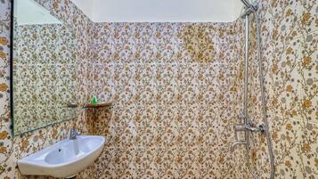 Dusche, Regendusche, kostenlose Toilettenartikel, Handtücher