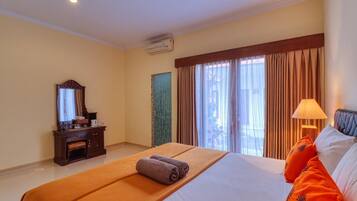 Desk, free WiFi, bed sheets