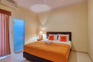 Desk, free WiFi, bed sheets - Nibugi Guest House (Penida Island)