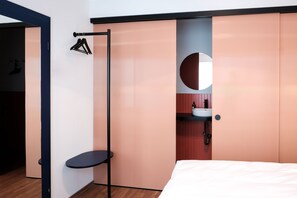 Desk, soundproofing, free WiFi - The Dot - 24-7 Check-in (Munich)