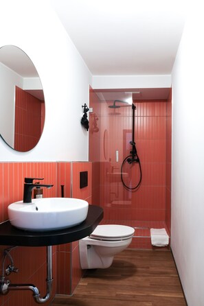 Chambre Double, salle de bains commune | Salle de bain | Douche, articles de toilette gratuits, sèche-cheveux
