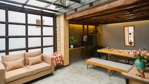 Lobby sitting area - Floral Joy Cat Hotel (Baoshan)