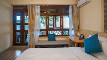 Comfort Double Room (Mainland China Guest Only) | Desk, blackout curtains, free WiFi