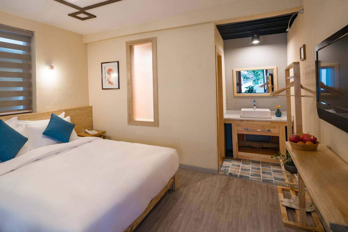 Comfort Double Room (Mainland China Guest Only) | Desk, blackout curtains, free WiFi