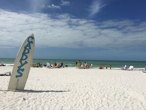 Perto da praia, espreguiçadeiras, toalhas de praia 