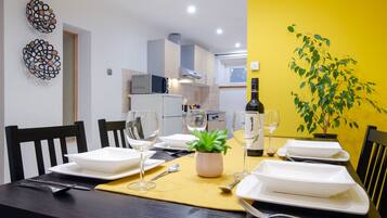 Comfort Apartment, 1 Queen Bed with Sofa bed, Non Smoking, Garden View | Private kitchen | Fridge, microwave, oven, stovetop