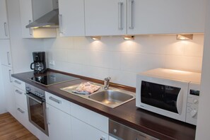 Kühlschrank, Mikrowelle, Ofen, Herdplatte