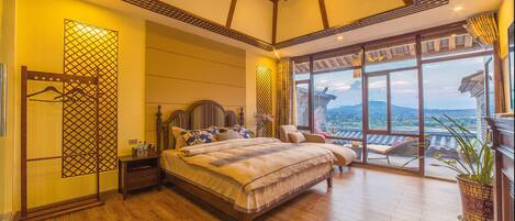 Una scrivania, tende oscuranti, Wi-Fi gratuito, lenzuola